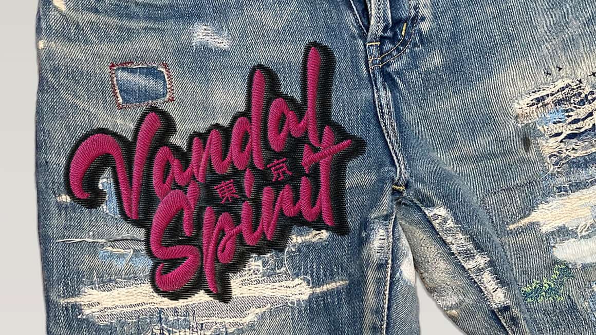 ダメージデニムパンツにVandalSpirit（ヴァンダルスピリット）ブランドロゴを刺繍した写真