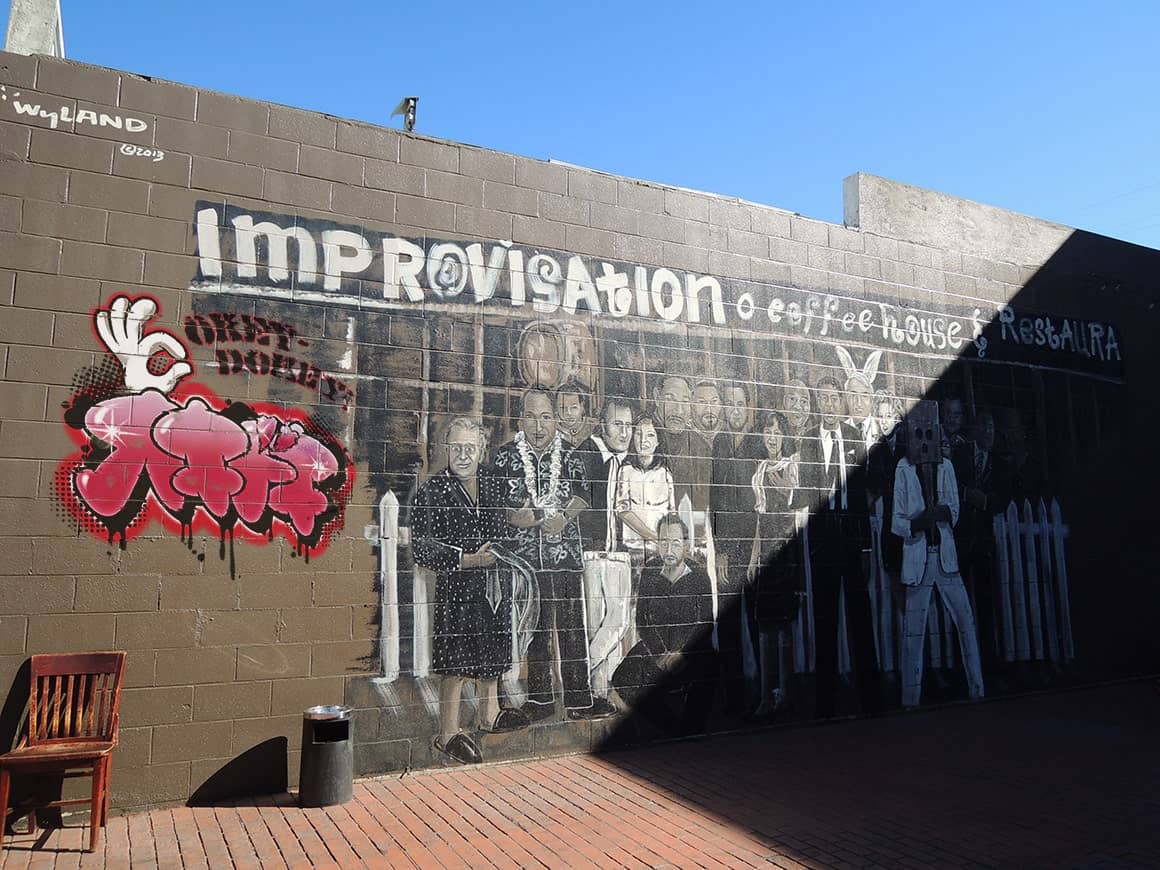ロスアンゼルスのファッションストリートの壁に描かれたオリジナルレタリングのカタカナグラフィティ（アートスタイルの落書き）の写真①