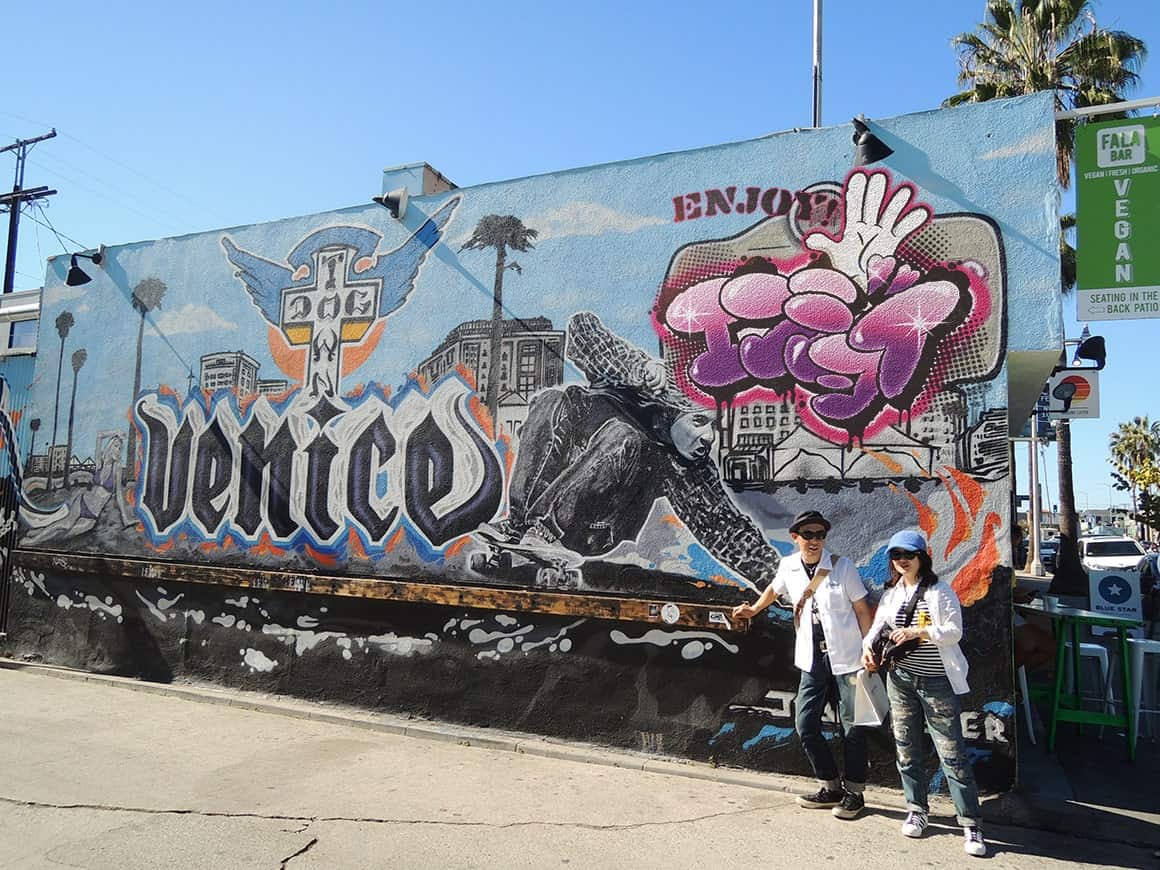 ロスアンゼルスのファッションストリートの壁に描かれたオリジナルレタリングのカタカナグラフィティ（アートスタイルの落書き）の写真④