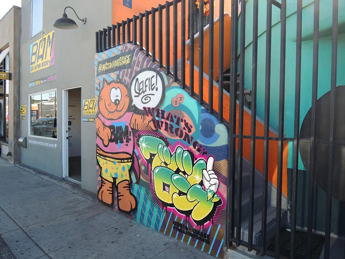 ロスアンゼルスのファッションストリートの壁に描かれたオリジナルレタリングのカタカナグラフィティ（アートスタイルの落書き）の写真⑤